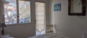 Apt bakken hage ideelt for 5 personer. 5mm stranden og sjøen gange. gode fordeler.