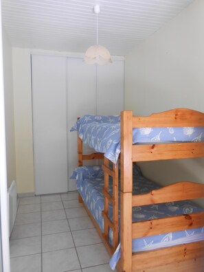 2 bedrooms, iron/ironing board, free WiFi