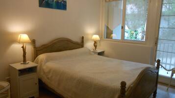 2 bedrooms, iron/ironing board, free WiFi