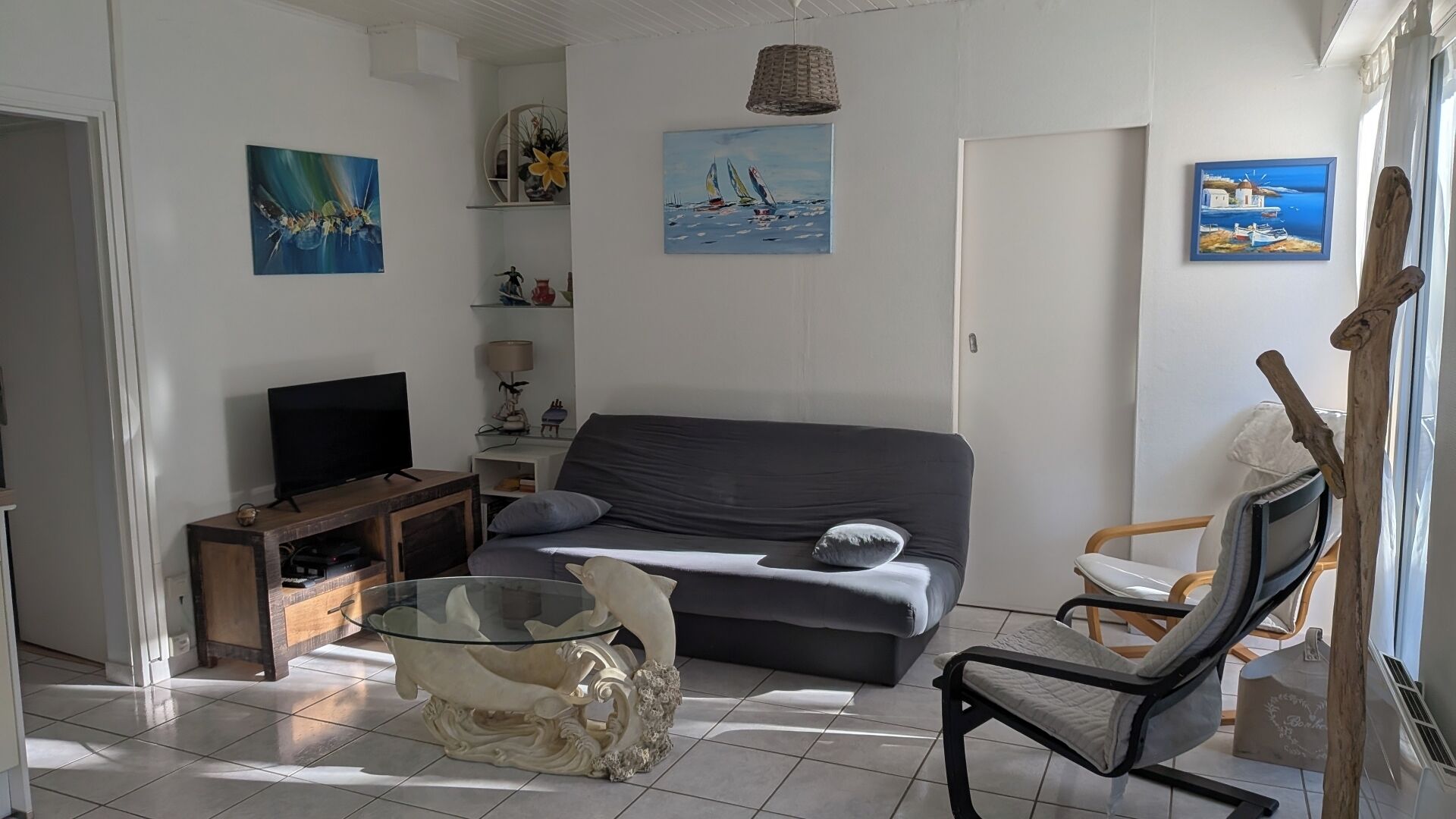 Télévision, lecteur de DVD, livres, chaîne hi-fi