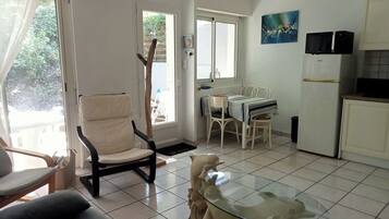 TV, DVD player, books, stereo