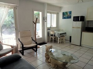 TV, DVD player, books, stereo