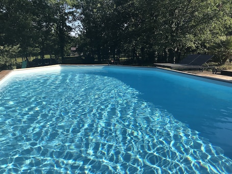 Pool. Single-storey house with private pool capacity 8 village of Lalbenque (1km)