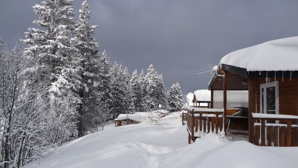 A wooden cabin with a snow-covered deck and a clear sky. - CHALET DES CIMES CHAMROUSSE / 3* TOURIST HOUSE / NEAR THE SLOPES (Chamrousse)