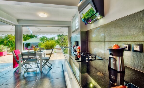 Réfrigérateur, four à micro-ondes, un four, surface de cuisson