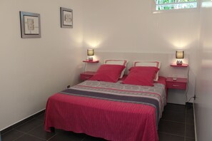 2 chambres, fer et planche à repasser, lit de bébé portatif