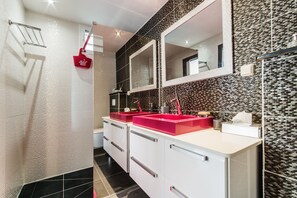 تجهيزات دش، مجففات شعر، مناشف، صابون