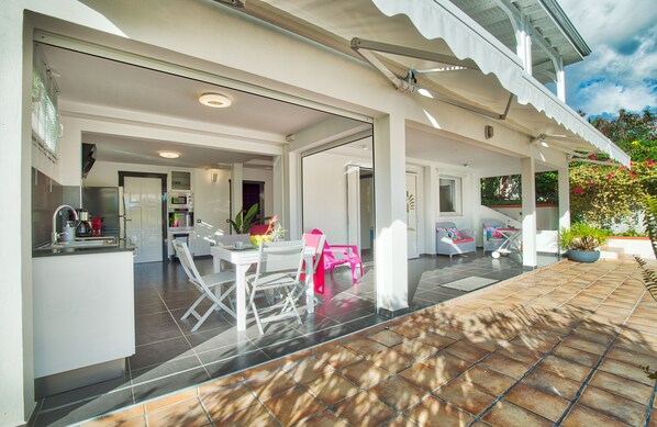 Outdoor dining - A bright and spacious flat, balneo-swimming pool, between sea and countryside (SAINTE-ANNE)