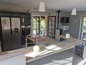 Fridge, microwave, oven, stovetop - Périgourdine gîte (air-conditioned) 5kms from SARLAT, enclosed grounds. (Carsac-Aillac)