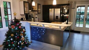 Een koelkast, een magnetron, een oven, een kookplaat