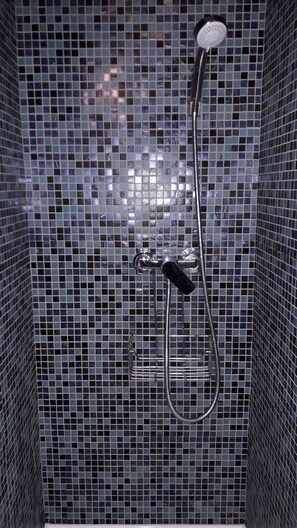 Tina, secadora de cabello, jabón, papel de baño