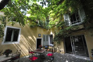 Outdoor dining - LE PETIT SIAM - Charming guest room with shared SB - Center Clermont-FD (Clermont-Ferrand)