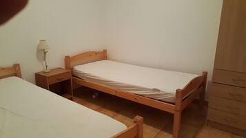 2 slaapkamers, een strijkplank/strijkijzer, beddengoed