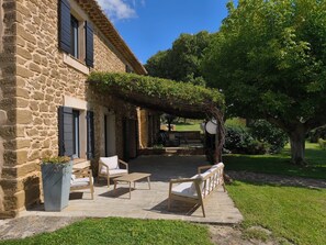 Terrace/patio - Mas de caractère en Provence, rock-side pool, ideal for large families (Beaumes-De-Venise)