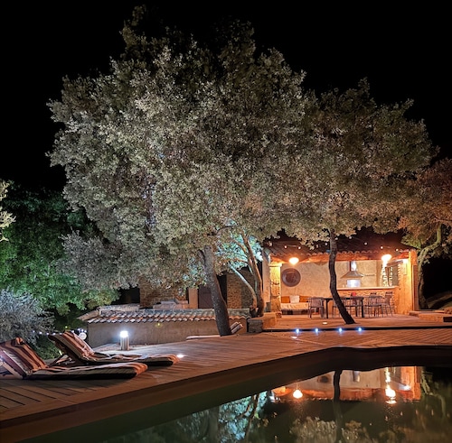 Mas de caractère en Provence, rock-side pool, ideal for large families