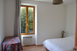 3 bedrooms, iron/ironing board, bed sheets