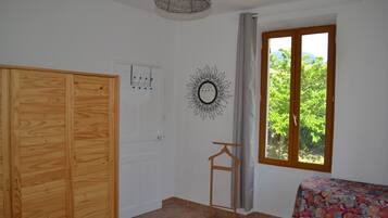 3 chambres, fer et planche Ă repasser, draps fournis