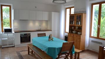 Réfrigérateur, micro-ondes, plaque de cuisson, lave-vaisselle