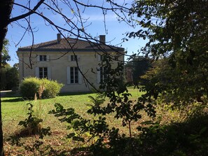 Property grounds - CHARTER OF YESTERYEAR (Sainte-Eulalie)