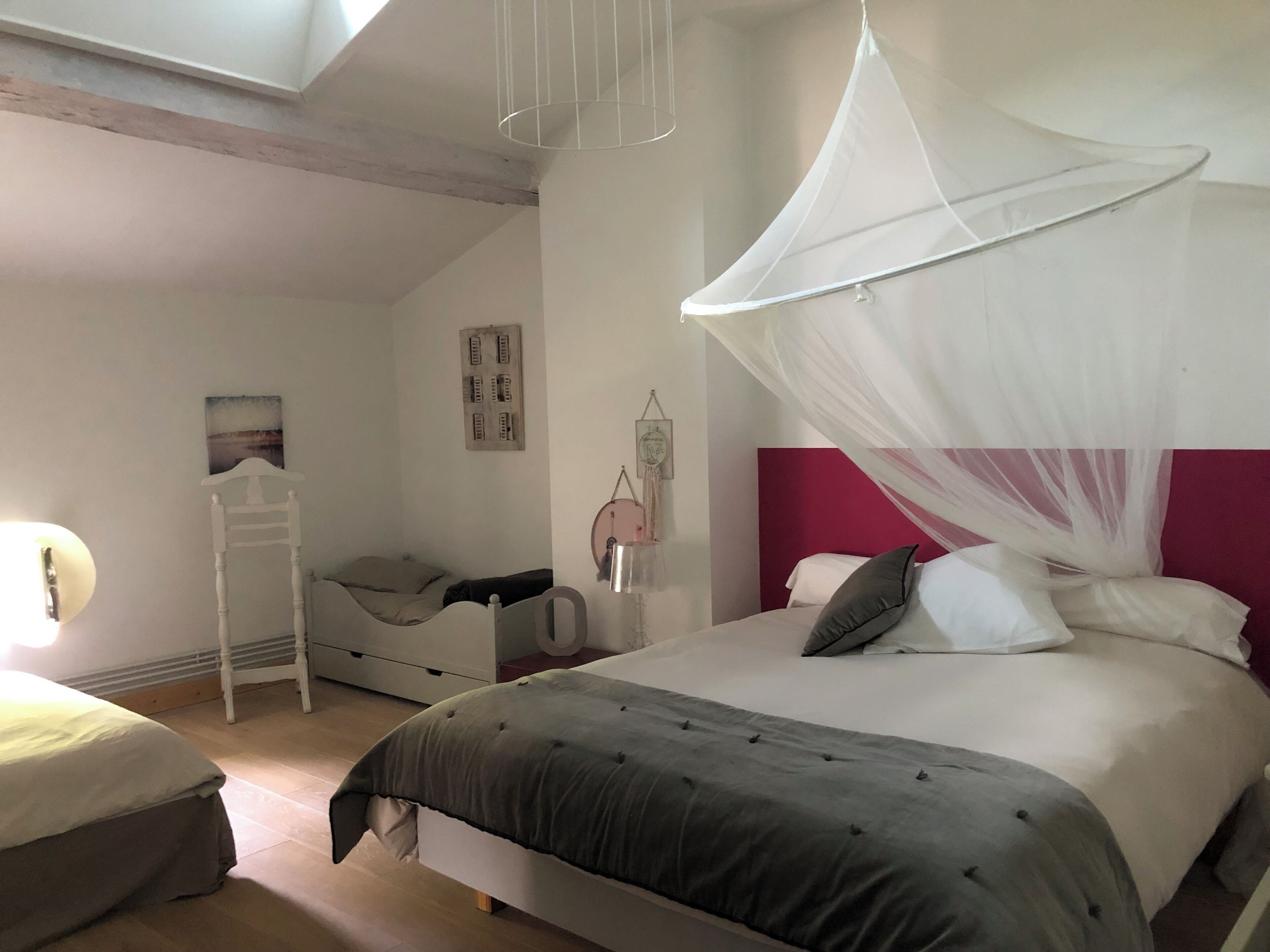 5 chambres, fer et planche à repasser, Wi-Fi, draps fournis