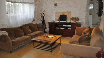 Télévision, lecteur de DVD, livres, médiathèque