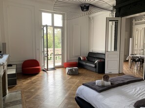 6 habitaciones, escritorio y tabla de planchar con plancha 