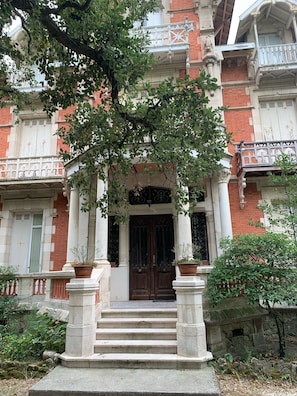 تفاصيل الفندق من الخارج