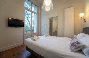 6 bedrooms, desk, iron/ironing board, travel cot