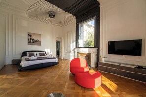 6 عدّة غرف نوم ومكتب ومكواة/لوح كي وسرير سفر