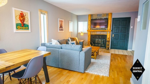 Cozy, modern 2BD/2BA townhome minutes from 4 world class ski resorts.