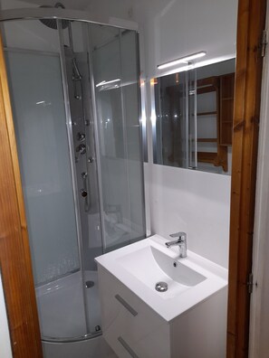 Shower, towels - Quiet functional studio in Saint-Gervais centre, foothills of Mont Blanc (Saint-Gervais-Les-Bains)