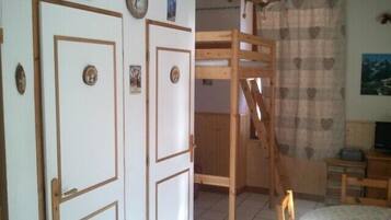 1 habitación, tabla de planchar con plancha, wifi gratis y ropa de cama