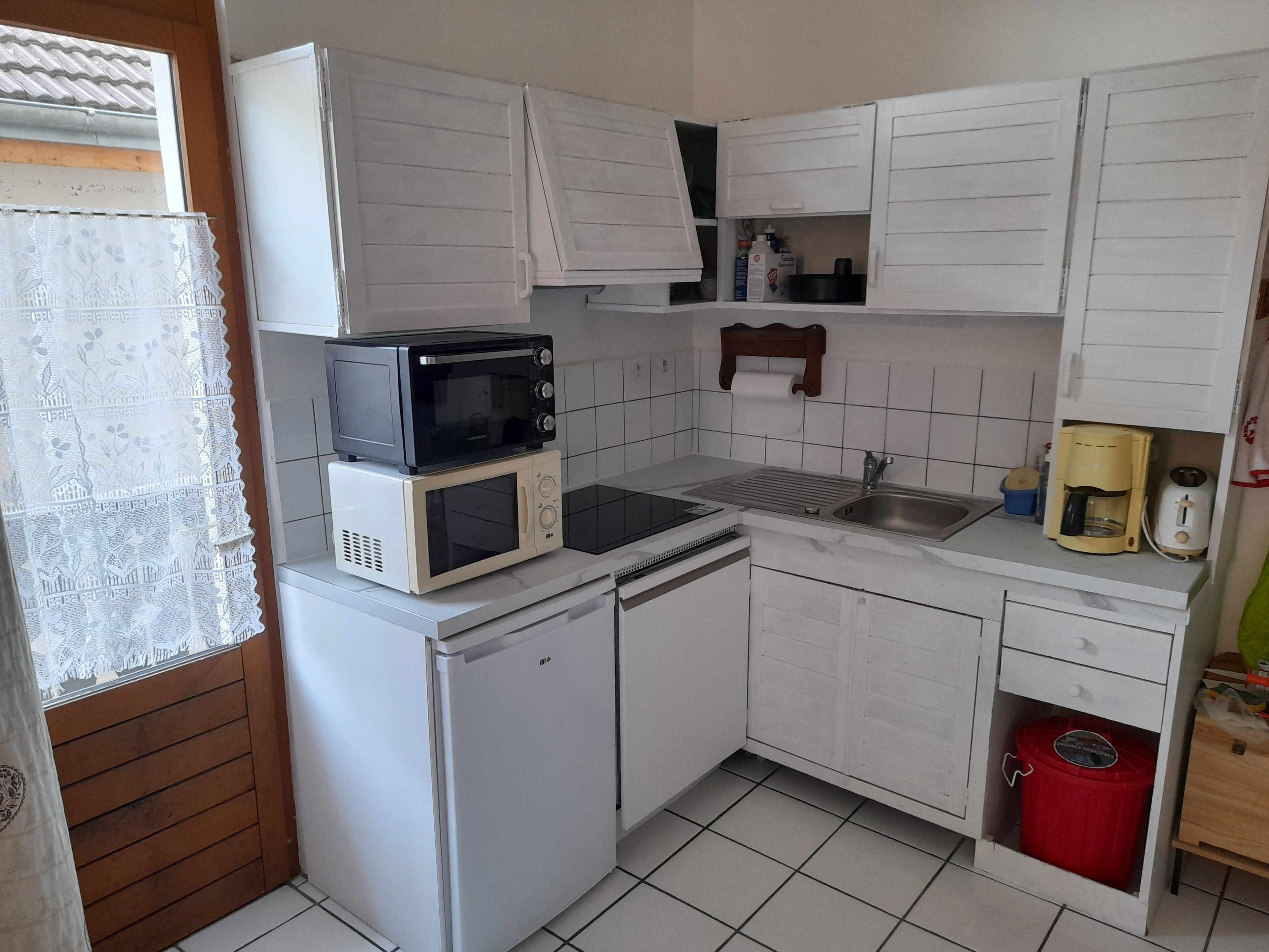 Refrigerador, microondas, horno, placa de cocina