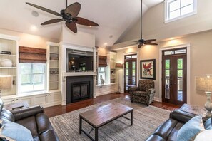 Smart TV, chimenea y tenis de mesa 