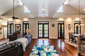 Smart TV, chimenea y tenis de mesa 