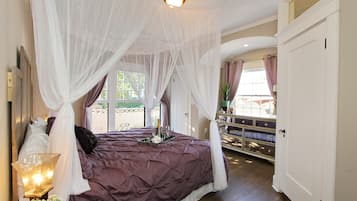 4 bedrooms, in-room safe, desk, iron/ironing board