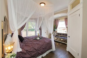 4 bedrooms, in-room safe, desk, iron/ironing board - Oceanfront Luxury Oasis W/ Jacuzzi, Gazebo, BBQ, Pizza Oven Gym, Gated Garden (Long Beach)