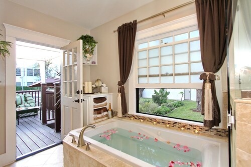 Oceanfront Luxury Oasis W/ Jacuzzi, Gazebo, BBQ, Pizza Oven Gym, Gated Garden