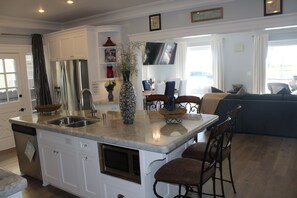 Fridge, microwave, oven, stovetop - Oceanfront Luxury Oasis W/ Jacuzzi, Gazebo, BBQ, Pizza Oven Gym, Gated Garden (Long Beach)