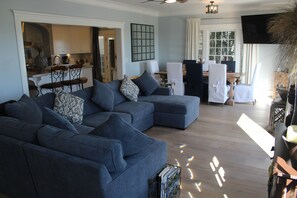 Smart TV, fireplace, DVD player, table tennis - Oceanfront Luxury Oasis W/ Jacuzzi, Gazebo, BBQ, Pizza Oven Gym, Gated Garden (Long Beach)