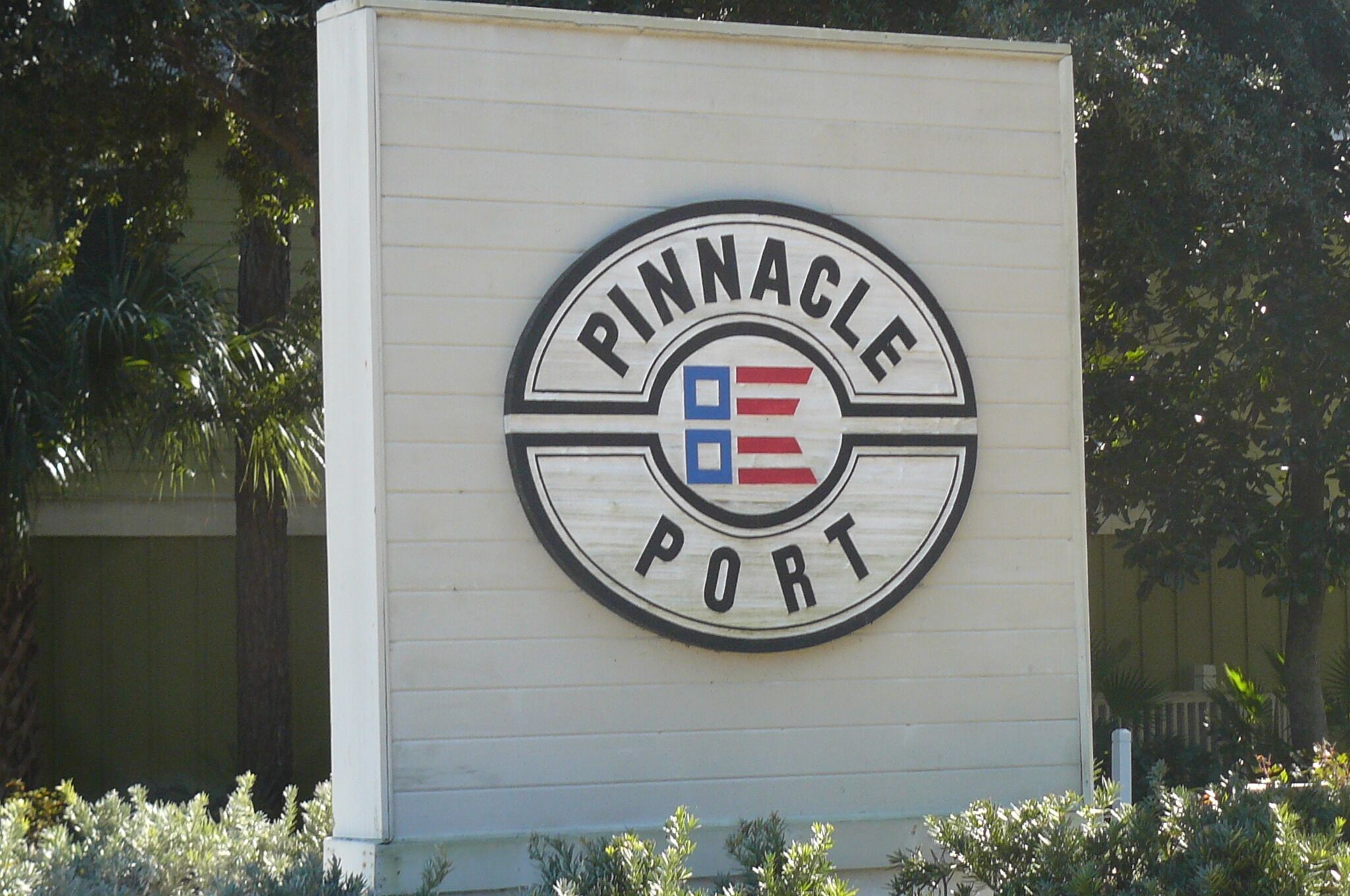 Un letrero con el texto 'Pinnacle Port' y un logotipo.