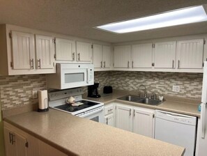 Fridge, microwave, oven, stovetop - Perfect Spot for a Well Deserved Vacation!!! Check Us Out!! (Panama City Beach)
