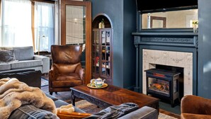 Smart TV, video games, books, music library - Family-Focused Victorian In Quiet Area, Pets OK, Yard & Parking (Pittsburgh)