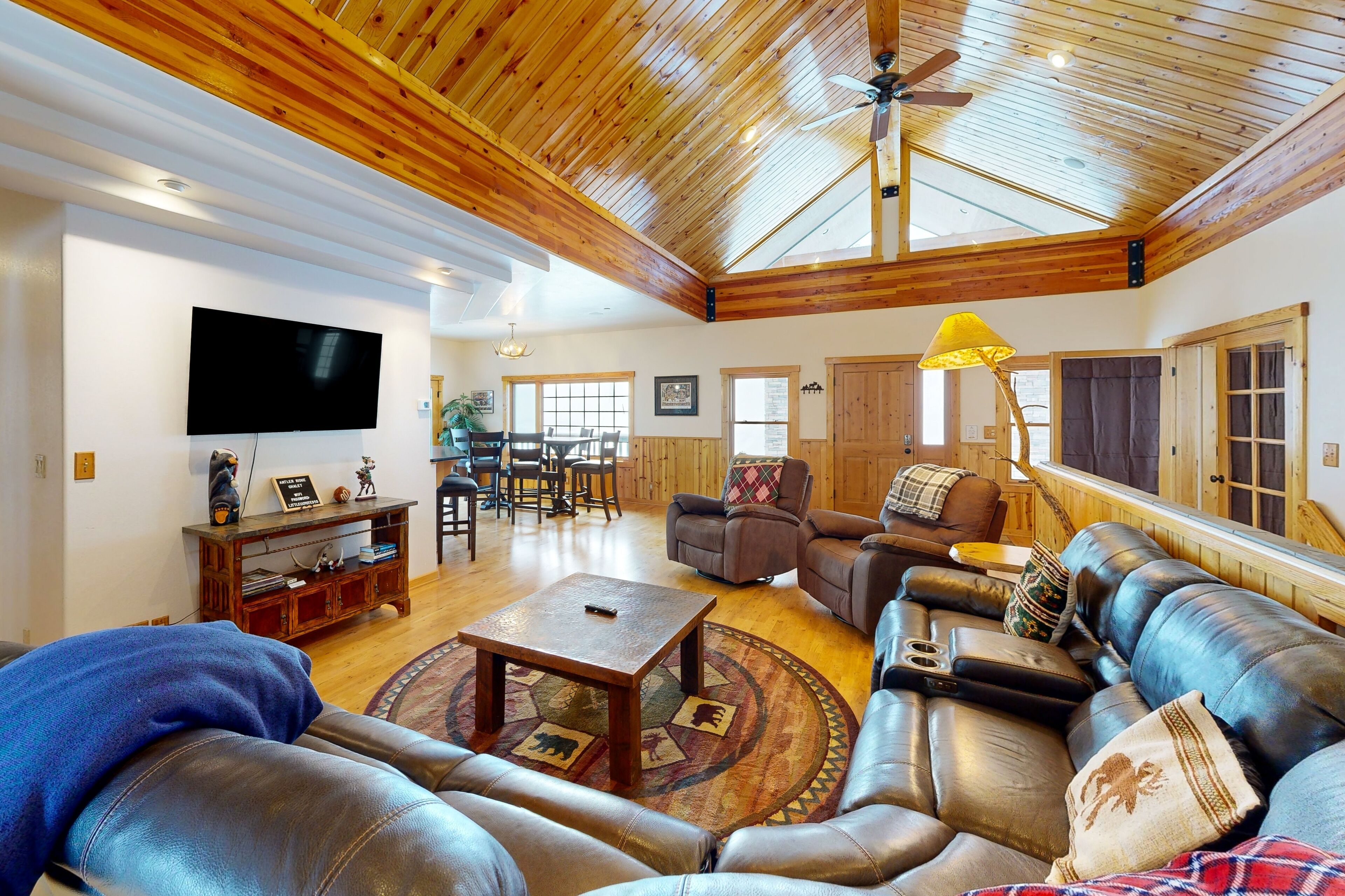 Spacious home w/ hot tub, views of Yellow Mountain/Spanish Peaks