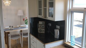 Småhus, 2 soverom, fjellutsikt | Eget kjøkken | Kaffetrakter/tekoker, kjøleskap, mikrobølgeovn og ovn