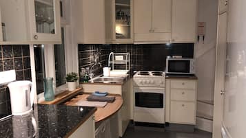 Cottage, 2 Bedrooms, Mountain View | Private kitchen | Fridge, microwave, oven, stovetop