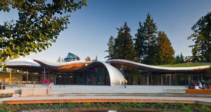 Kitsilano Oasis: King Bed • Quiet • Spotlessly Clean • Garden • Fireplace