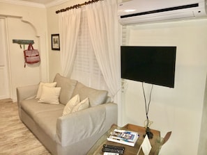 Smart TV, books, stereo - 'Cheez Don Bread' is a Beach Front Accommodation on Long Beach Barbados. (Christ Church)