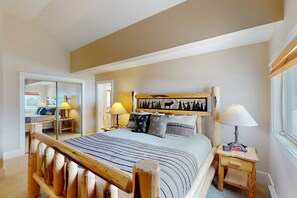 4 bedrooms, iron/ironing board, internet, bed sheets
