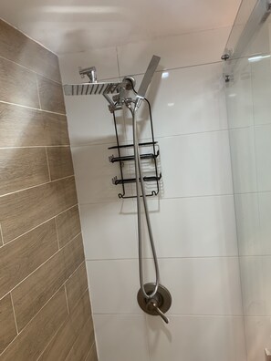 Douche, séchoir à cheveux, serviettes fournies, savon